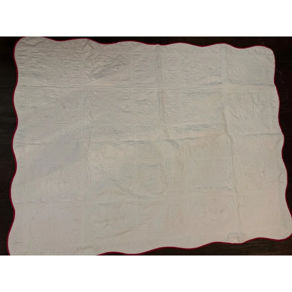Vintage Handmade Teddy Bear Applique Baby Quilt Scalloped Red Border 42x52
